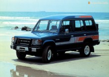 Aqueles. características Mitsubishi Pajero vagão 1986 - 1990