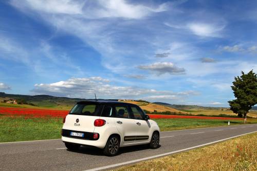 Fiat 500L вид сзади