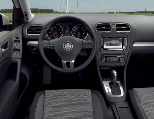 Volkswagen_E-Golf_2013